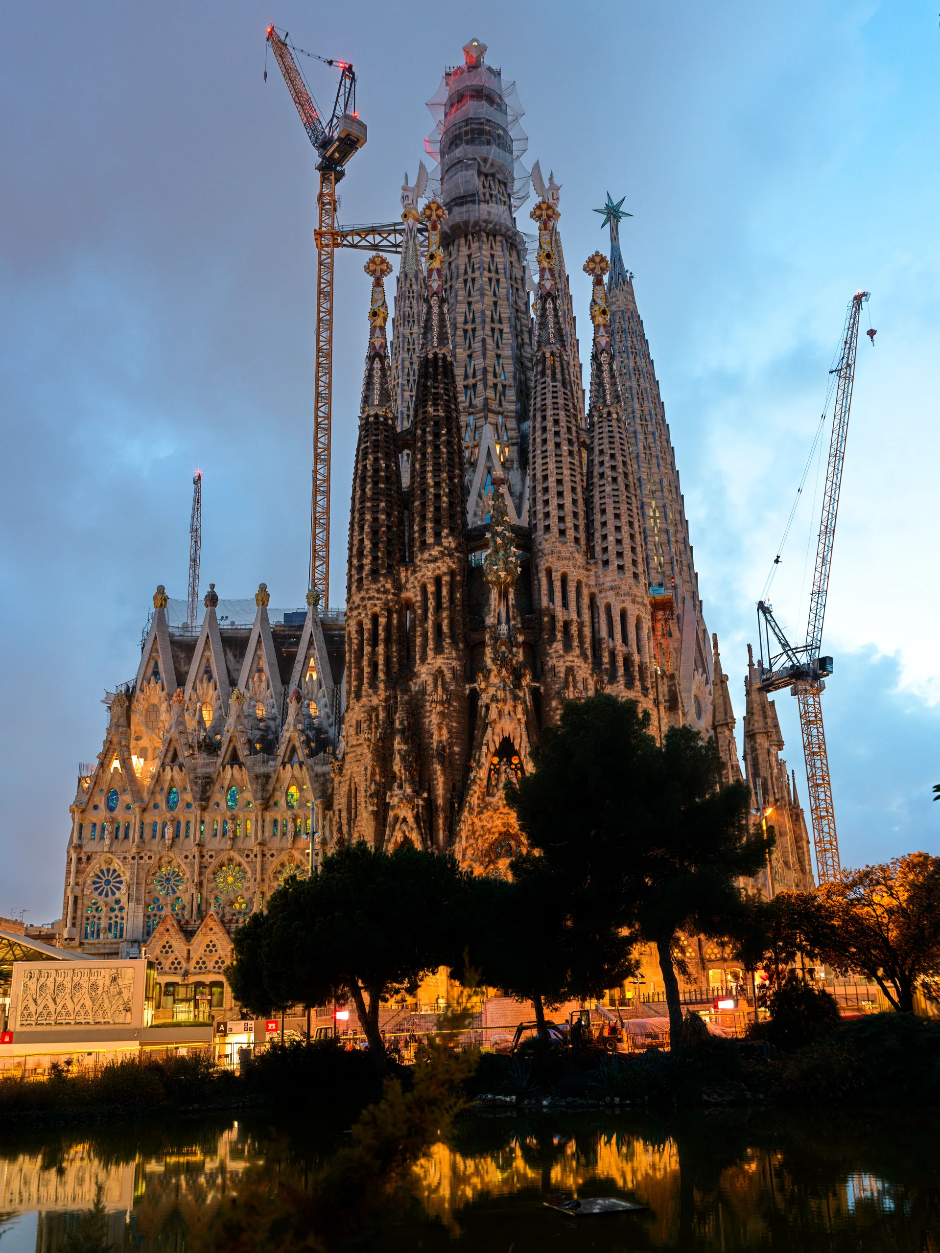 Barcelona: Sagrada Família at dusk