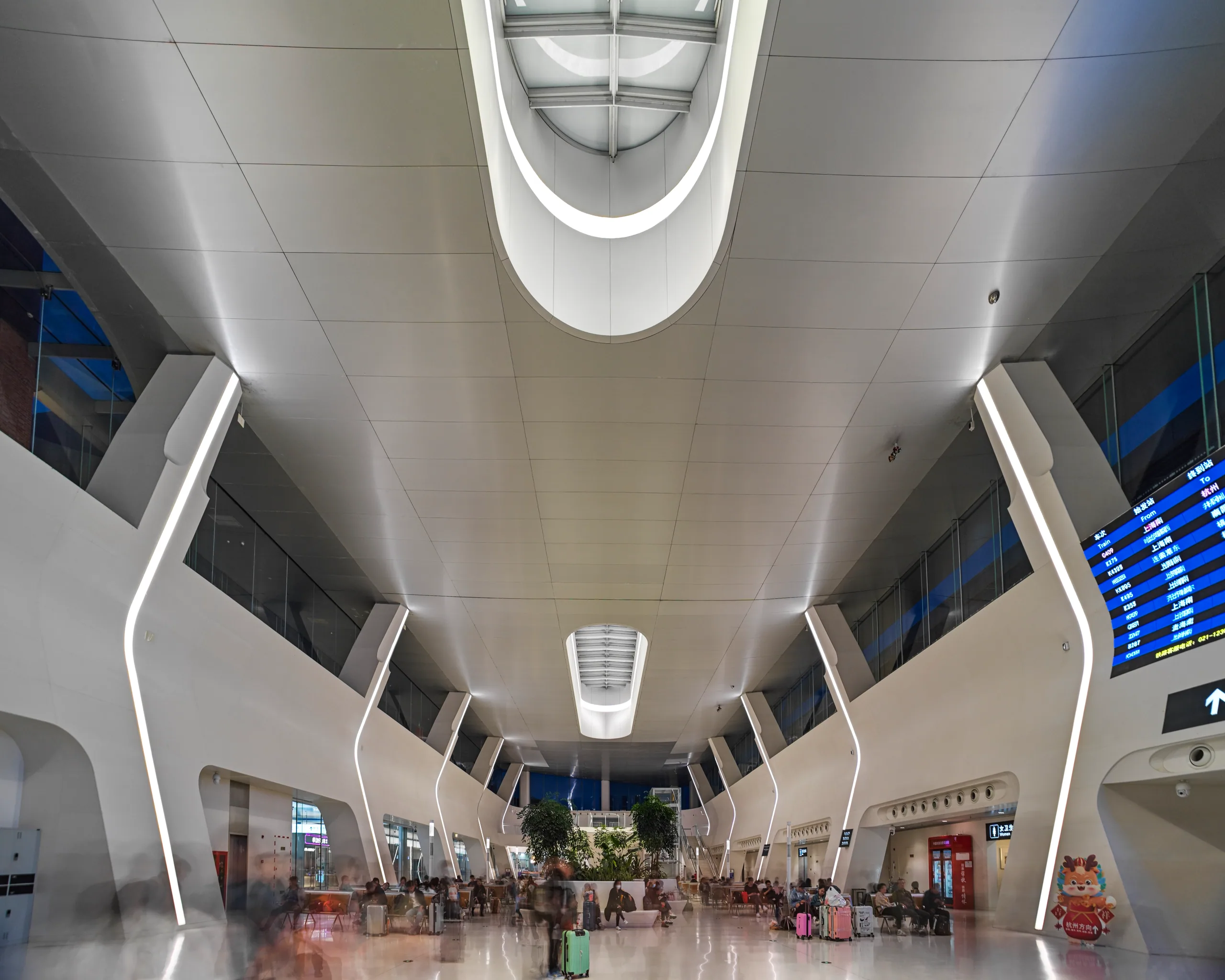 China: Buildings: The concourse