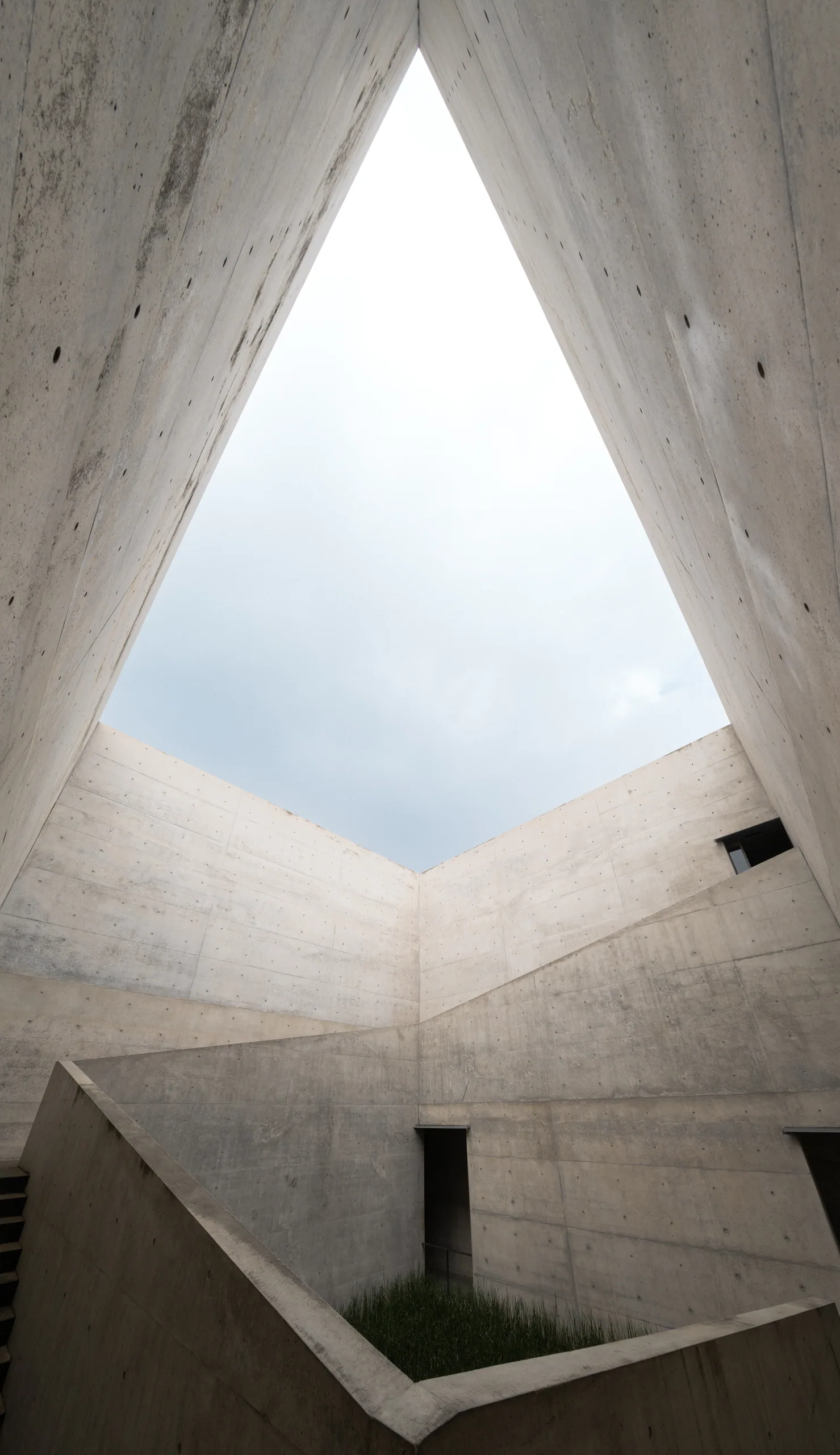 Japan: Chichu Art Museum, the square court